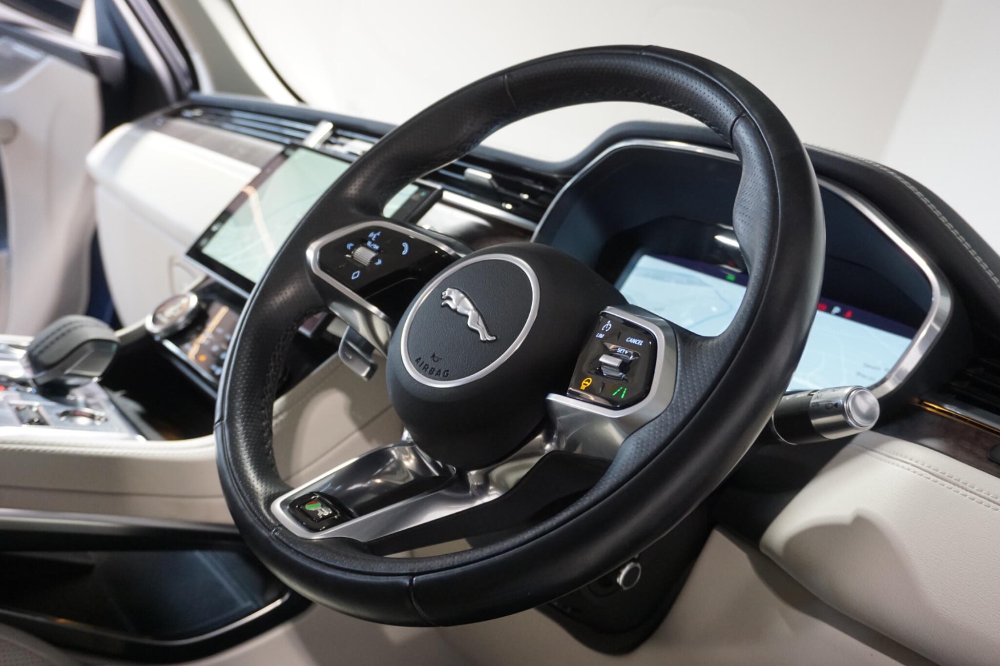 Jaguar F-PACE 3.0 D300 MHEV R-Dynamic SE SUV 5dr Diesel Auto AWD Euro 6 (s/s) (300 ps)
